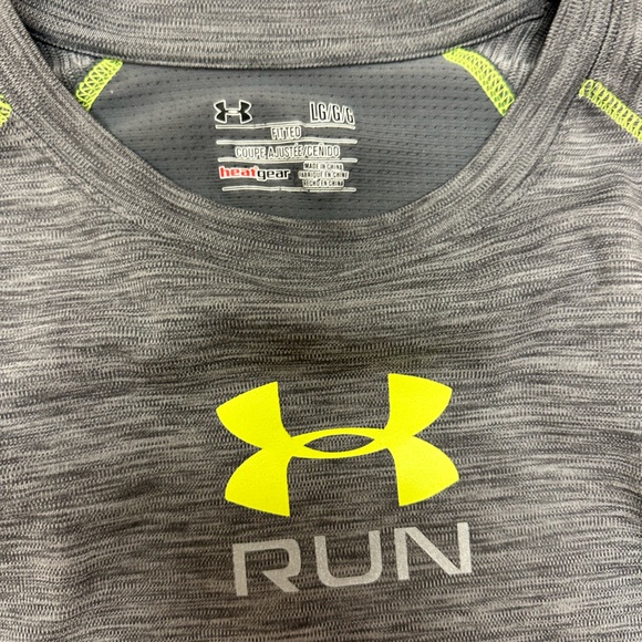 UNDER ARMOUR MENS GRAY AND YELLOW RUNNING SHIRT FITTED HEAT GEAR LARGE - Picture 3 of 5